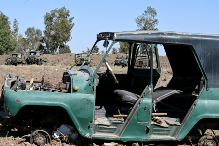 Véhicules de l'armée syrienne abandonnés à Madinat al-Salam, sur la route Damas-Qouneitra, le 21 septembre 2025 ( AFP / LOUAI BESHARA )