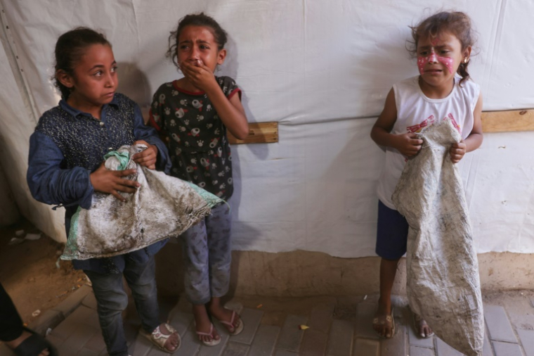 Des fillettes palestiniennes pleurent après qu'une frappe israélienne a touché une tente utilisée de déplacés dans l'enceinte d'un hôpital à Deir al-Balah, dans le centre de la bande de Gaza, le 1er octobre 2025 ( AFP / BASHAR TALEB )