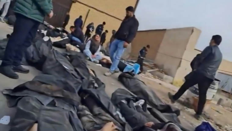 Capture d'écran vidéo faite le 14 janvier 2026 à partir d'images UGC publiées sur les réseaux sociaux le 13 janvier 2026, montrant des corps sur le sol au Centre médico-légal de diagnostic et de laboratoire de la province de Téhéran, à Kahrizak, où des personnes en deuil recherchent leurs proches ( UGC / - )