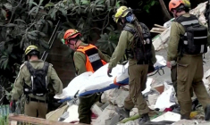 Image tirée d'une vidéo d'AFPTV montrant des équipes de secours sortant les corps de victimes des décombres d'un immeuble résidentiel détruit par une attaque de missile iranienne dans la ville de Haïfa, dans le nord d'Israël, le 6 avril 2026 ( AFPTV / Jorge NOVOMINSKY )