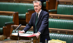 Photo diffusée par le Parlement britannique montrant Dan Jarvis, ministre en charge de la Sécurité, faisant une déclaration concernant une "alerte d'espionnage' émise par le MI5, le service de renseignement intérieur britannique, à la Chambre des communes à Londres, le 18 novembre 2025 ( House of Commons / - )