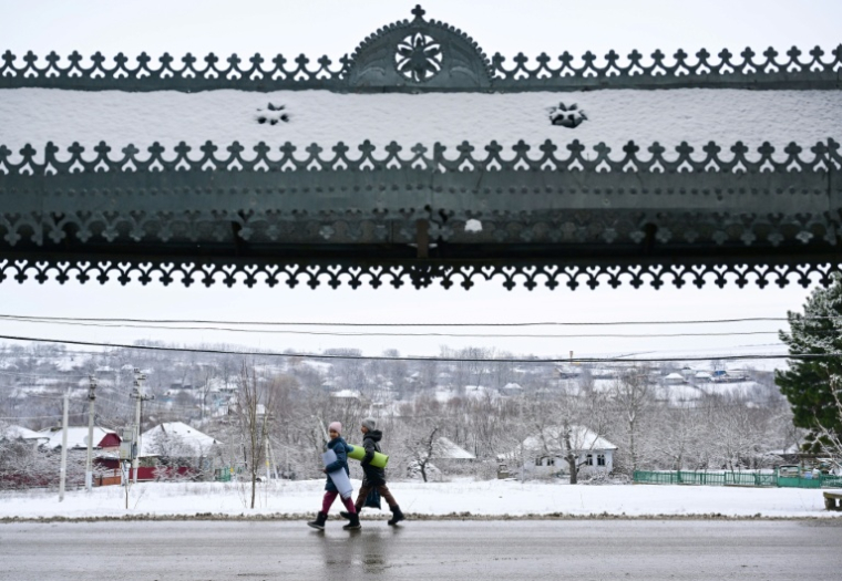Des enfants vont à l'école dans le village de Cuhurestii de Jos, près de la frontière entre la Moldavie et l'Ukraine le 5 janvier 2026 ( AFP / Daniel MIHAILESCU )