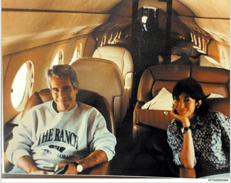 Jeffrey Epstein et Ghislaine Maxwell à bord d'un avion, à une date indéterminée ( US DEPARTMENT OF JUSTICE / Handout )