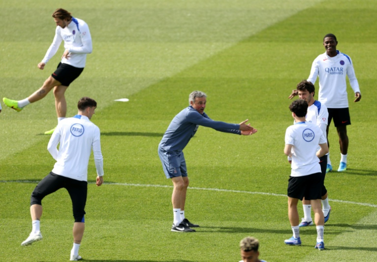 Le coach Luis Enrique dirige la séance d'entraînement de veille de match contre le Bayern, au Campus PSG de Poissy, le 27 avril 2026   ( AFP / FRANCK FIFE )
