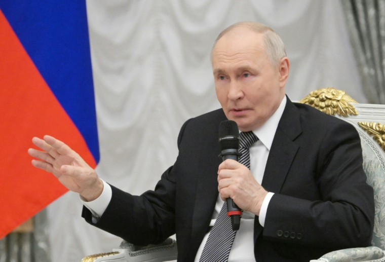 Photo diffusée par l'agence de presse russe Sputnik, montrant le président russe Vladimir Poutine au Kremlin, le 22 mai 2026 à Moscou ( POOL / Alexey NIKOLSKY )