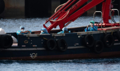 Des passagers sont évacués du MV Hondius, dans le port industriel de Granadilla de Abona, sur l'île de Tenerife, le 10 mai 2026 ( AFP / JORGE GUERRERO )