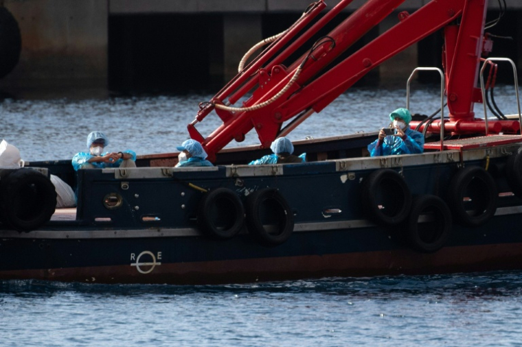 Des passagers sont évacués du MV Hondius, dans le port industriel de Granadilla de Abona, sur l'île de Tenerife, le 10 mai 2026 ( AFP / JORGE GUERRERO )
