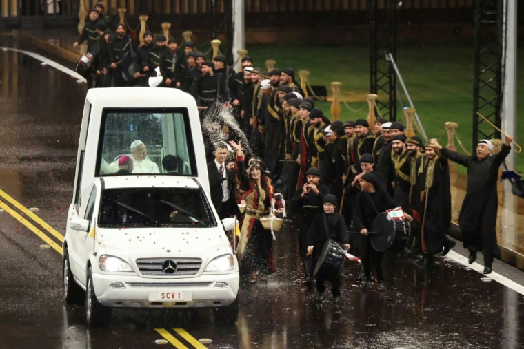 Une photo fournie par la présidence libanaise montre l'arrivée du pape Leo XIV au palais présidentiel, le 30 novembre 2025 ( Lebanese Presidency / - )