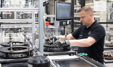 Mercedes présente la technologie moteur de ses modèles haut de gamme AMG dans son usine de Berlin