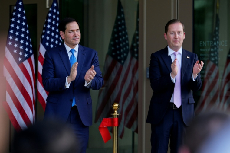Marco Rubio (g) et l'ambassadeur américain en Inde Sergio Gor à leur ambassade à New Delhi le 23 mai 2026. ( POOL / Julia Demaree Nikhinson )