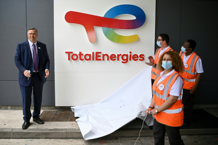 Patrick Pouyanné, PDG de Total (g), et des employés de Total dévoilent le nouveau logo TotalEnergies lors d'une cérémonie, à La Défense, dans la banlieue parisienne, le 28 mai 2021 ( AFP / Christophe ARCHAMBAULT )