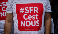Salariés de SFR manifestant devant le siège de la maison-mère Altice, à Paris le 24 septembre 2026, à l'appel des syndicats UNSA, CFDT et CFTC pour protester contre la vente de la société. ( AFP / Kiran RIDLEY )