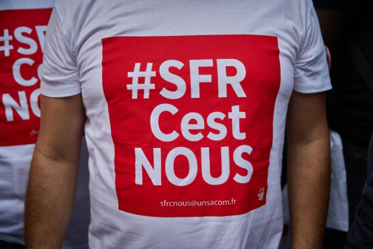 Salariés de SFR manifestant devant le siège de la maison-mère Altice, à Paris le 24 septembre 2026, à l'appel des syndicats UNSA, CFDT et CFTC pour protester contre la vente de la société. ( AFP / Kiran RIDLEY )