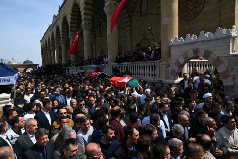 Les funérailles des personnes tuées la veille dans une école, le 16 avril 2026 à Kahramanmaras, dans le sud de la Turquie ( AFP / YASIN AKGUL )