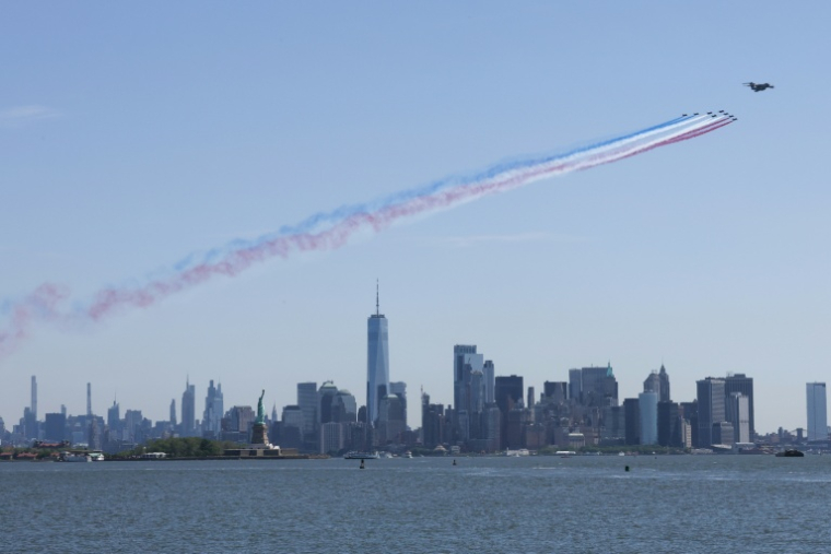 La Patrouille de France survole Manhattan, à New York, le 9 juin 2026  ( AFP / TIMOTHY A. CLARY )