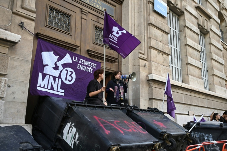 Le lycée César-Baldaccini bloqué à Marseille le 29 septembre 2026 ( AFP / Miguel MEDINA )