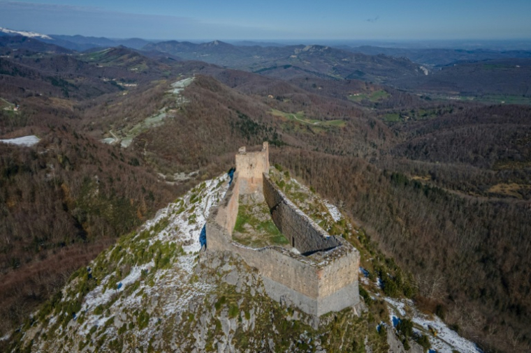 Vue aérienne du château de Montségur, en Ariège, le 27 mars 2024 ( AFP / Ed JONES )
