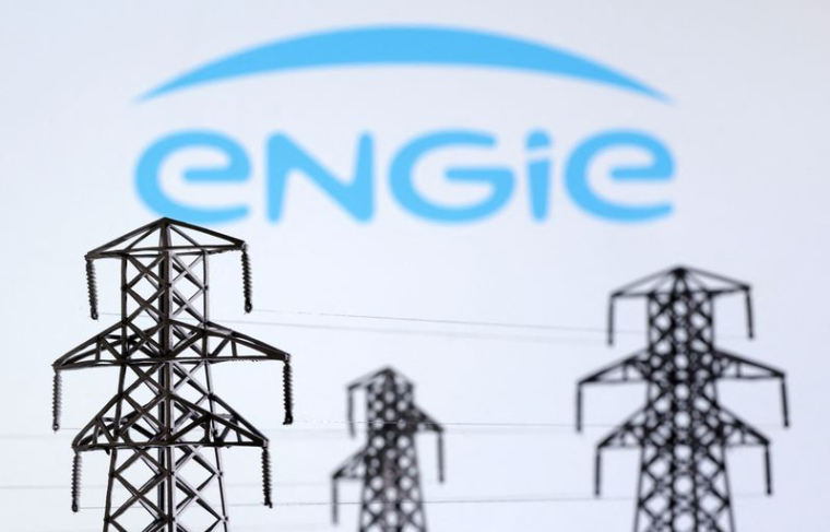 Illustration montrant des miniatures de pylônes de transmission d'énergie électrique et le logo Engie
