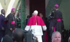 Le pape Léon XIV arrive à Luanda pour une rencontre avec le clergé