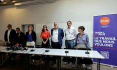 Cyril Chabanier (CFTC),  Frederic Souillot (FO), Marylise Léon (CFDT), Sophie Binet (CGT),   François Hommeril (CFE-CGC) et Laurent Escure (Unsa) avant la conférence de presse du 29 août 2025, à Paris ( AFP / STEPHANE DE SAKUTIN )