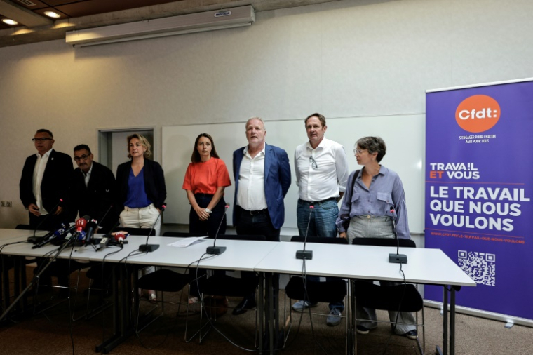 Cyril Chabanier (CFTC), Frederic Souillot (FO), Marylise Léon (CFDT), Sophie Binet (CGT), François Hommeril (CFE-CGC) et Laurent Escure (Unsa) avant la conférence de presse du 29 août 2025, à Paris ( AFP / STEPHANE DE SAKUTIN )