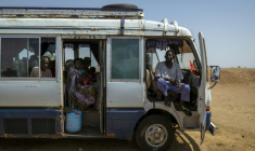 Un bus avec à son bord des personnes déplacées par la guerre au Soudan attend de reprendre sa route à Renk, au Soudan du Sud voisin, le 15 novembre 2025  ( AFP / Rian COPE )