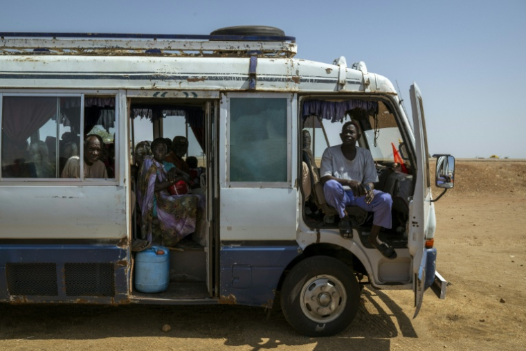 Un bus avec à son bord des personnes déplacées par la guerre au Soudan attend de reprendre sa route à Renk, au Soudan du Sud voisin, le 15 novembre 2025  ( AFP / Rian COPE )