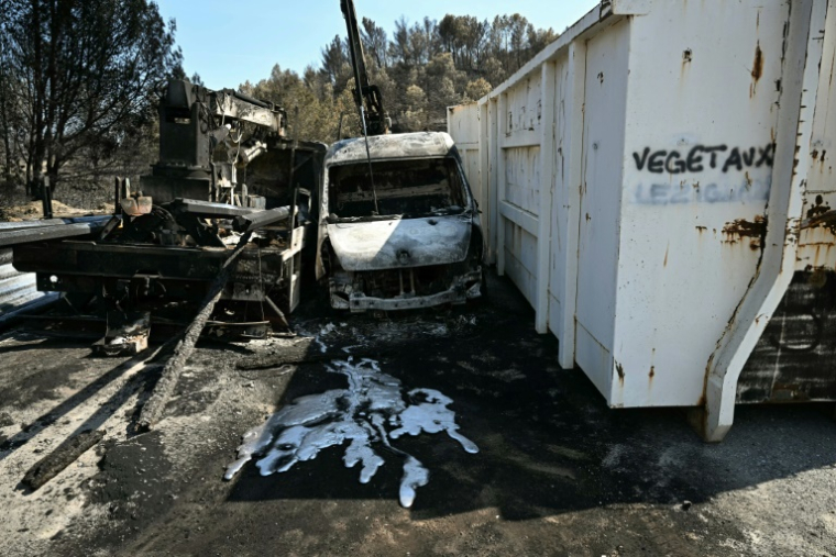 Des véhicules calcinés après des feux près de Coustouge, dans l'Aude, le 8 août 2025 ( AFP / Lionel BONAVENTURE )