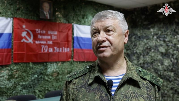 Le général de corps d'armée russe Vladimir Alexeyev s'exprime dans un lieu inconnu