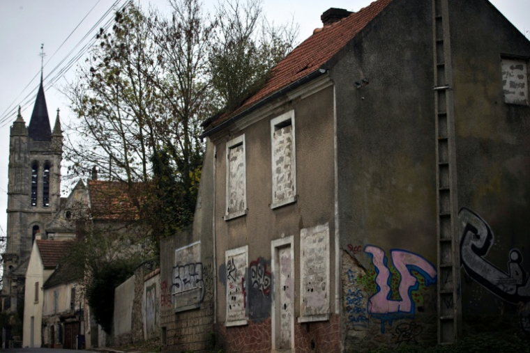 Une rue du village abandonné de Goussainville, le 26 novembre 2013, dans le Val-d'Oise ( AFP / JOEL SAGET )