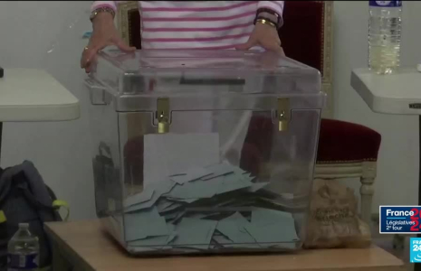 Législatives : les désistements se multiplient avant le second tour