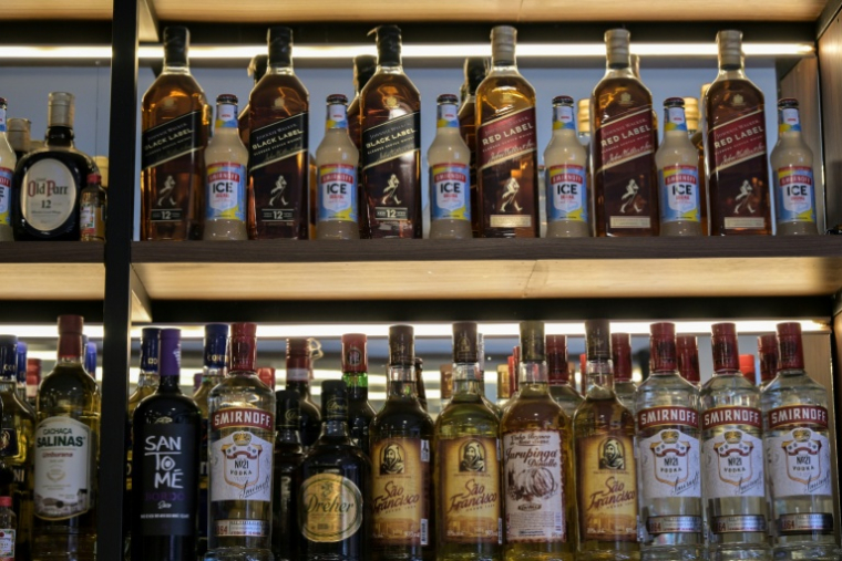 Des bouteilles d'alcool dans un bar à Sao Paulo, le 3 octobre 2025 au Brésil ( AFP / Nelson ALMEIDA )