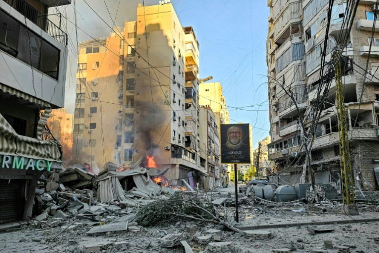 Un incendie sur le site d'un immeuble effondré après une frappe aérienne israélienne sur la banlieue sud de Beyrouth, le 9 mars 2026 au Liban ( AFP / - )