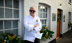 Le chef star britannique Heston Blumenthal pose devant son restaurant "The Fat Duck" ("Le gros canard"), dans le village de Bray, à l'ouest de Londres, le 19 novembre 2025 ( AFP / JUSTIN TALLIS )