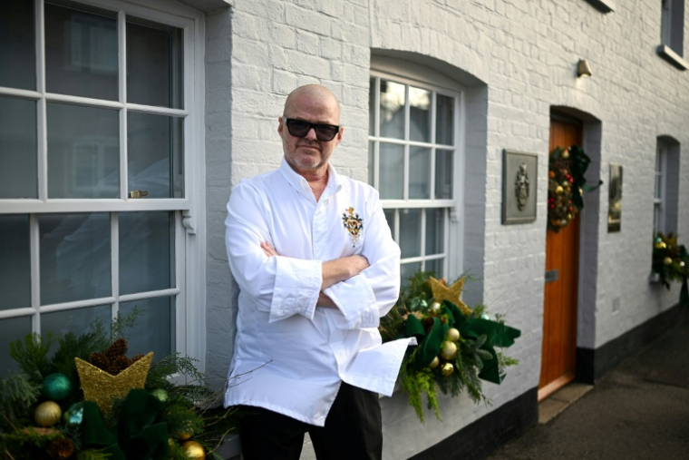 Le chef star britannique Heston Blumenthal pose devant son restaurant "The Fat Duck" ("Le gros canard"), dans le village de Bray, à l'ouest de Londres, le 19 novembre 2025 ( AFP / JUSTIN TALLIS )
