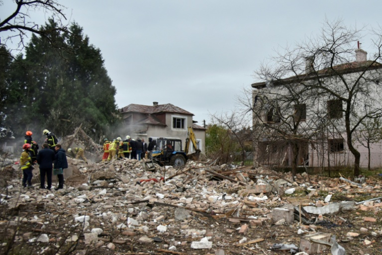 Des sauveteurs ukrainiens sur le site d'une attaque aérienne russe à Lapaivka, dans la région de Lviv, le 5 octobre 2025 en Ukraine ( AFP / STRINGER )