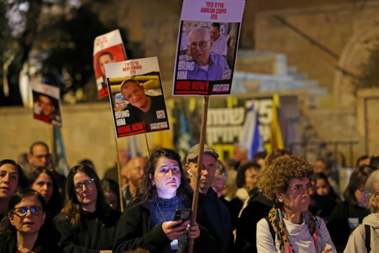 Des Israéliens participent à une manifestation devant la résidence du Premier ministre israélien à Jérusalem, le 18 octobre 2025, appelant à la restitution de tous les corps des otages détenus à Gaza par le groupe armé palestinien Hamas ( AFP / AHMAD GHARABLI )