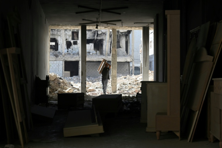 Le Syrien Mohammed Nakkash dans la menuiserie de son père. Le 29 octobre 2025 ( AFP / LOUAI BESHARA )