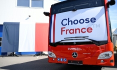 Un bus Choose France à Ligny-en-Barrois, dans la Meuse, le 19 mai 2025 ( AFP / Jean-Christophe VERHAEGEN )
