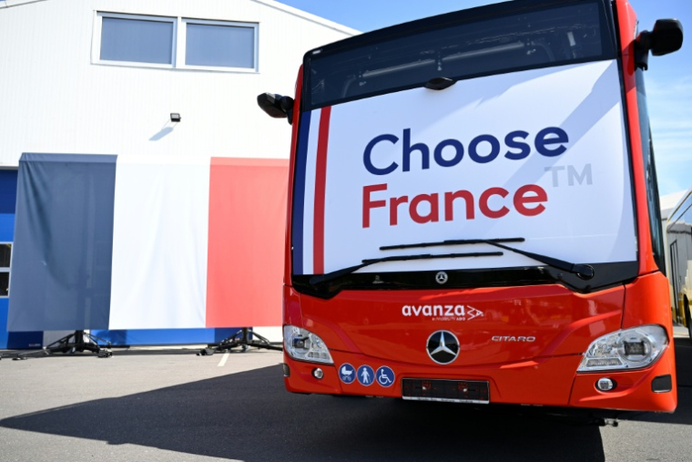 Un bus Choose France à Ligny-en-Barrois, dans la Meuse, le 19 mai 2025 ( AFP / Jean-Christophe VERHAEGEN )