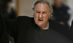 L'acteur français Gérard Depardieu quitte la salle d'audience lors d'une pause dans le cadre de son procès, au tribunal correctionnel de Paris, le 25 mars 2025 ( AFP / JULIEN DE ROSA )