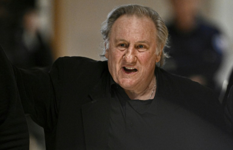 L'acteur français Gérard Depardieu quitte la salle d'audience lors d'une pause dans le cadre de son procès, au tribunal correctionnel de Paris, le 25 mars 2025 ( AFP / JULIEN DE ROSA )
