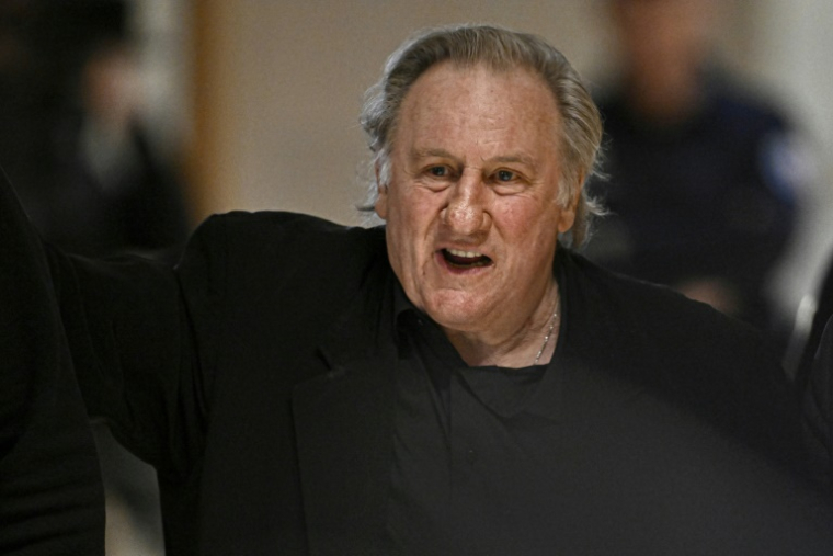 L'acteur français Gérard Depardieu quitte la salle d'audience lors d'une pause dans le cadre de son procès, au tribunal correctionnel de Paris, le 25 mars 2025 ( AFP / JULIEN DE ROSA )