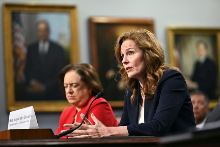 Les juges de la Cour suprême américaine Elena Kagan (ge) et Amy Coney Barrett arrivent pour leur audition devant une commission budgétaire de la Chambre des représentants, à Washington, le 14 juillet 2026 ( AFP / Kent NISHIMURA )
