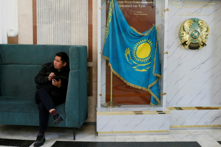 Bureau de vote à Almaty lors du référendum constitutionnel au Kazakhstan, le 15 mars 2026 ( AFP / Ruslan PRYANIKOV )
