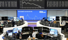Le graphique de l'indice allemand des prix des actions DAX est photographié à la Bourse de Francfort