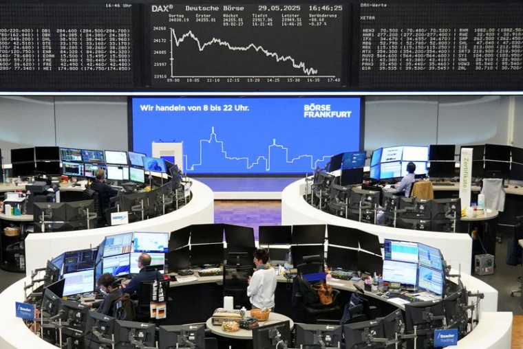 Le graphique de l'indice allemand des prix des actions DAX est photographié à la Bourse de Francfort