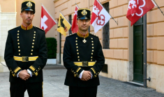 Le lieutenant-colonel et vice-commandant des Gardes suisses, Loic Rossier (à gauche) et le capitaine Lorenz Keusch posent avec l'uniforme de cérémonie mis à jour de la Garde suisse pontificale au Vatican le 2 octobre 2025 ( AFP / Tiziana FABI )
