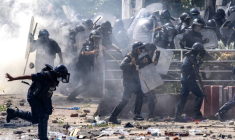 Des policiers tirent des gaz lacrymogènes pour disperser les manifestants, le 8 septembre 2025 à Katmandou, au Népal ( AFP / PRABIN RANABHAT )