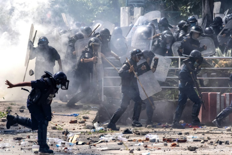 Des policiers tirent des gaz lacrymogènes pour disperser les manifestants, le 8 septembre 2025 à Katmandou, au Népal ( AFP / PRABIN RANABHAT )